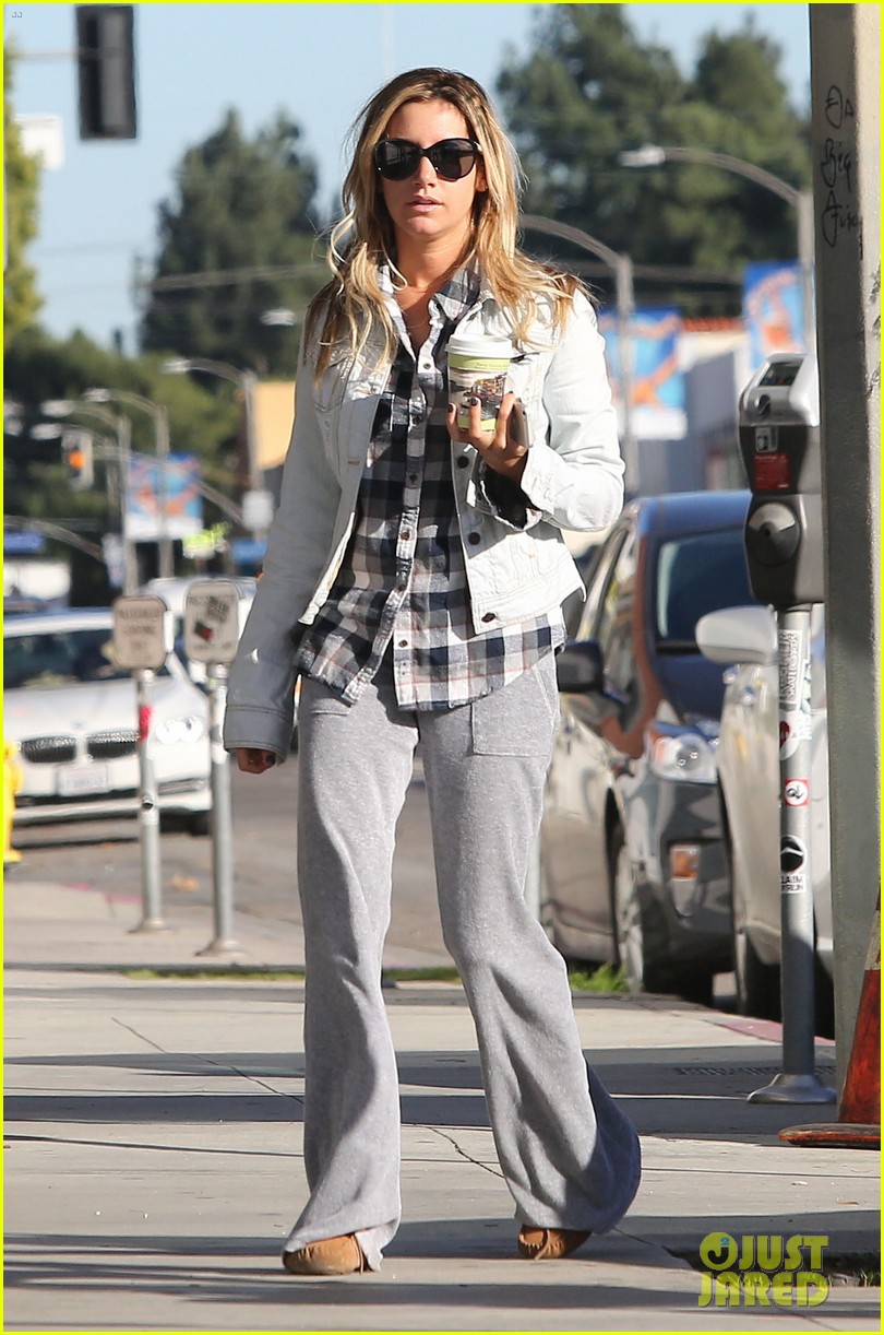 ashley tisdale holiday shopping with mom 03