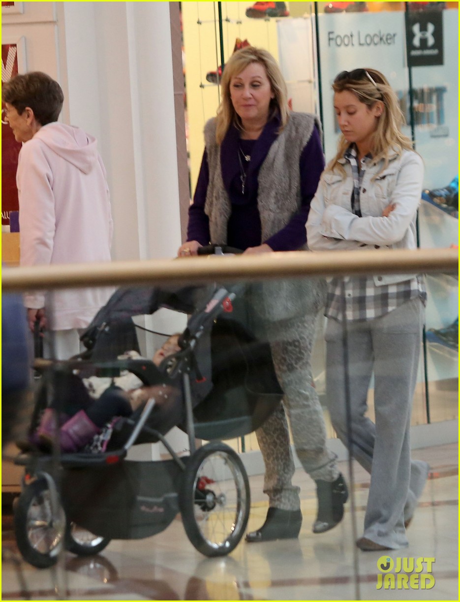 ashley tisdale holiday shopping with mom 04