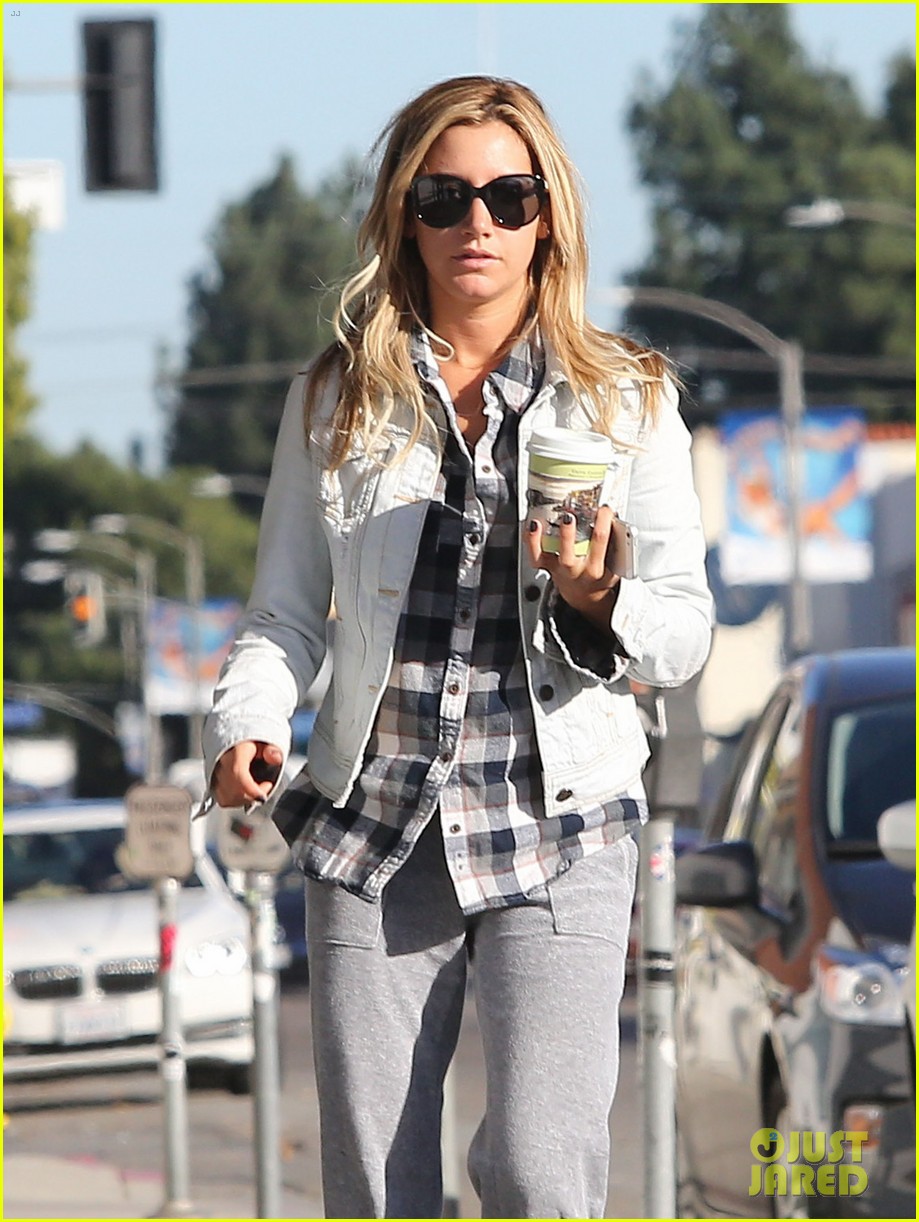 ashley tisdale holiday shopping with mom 08