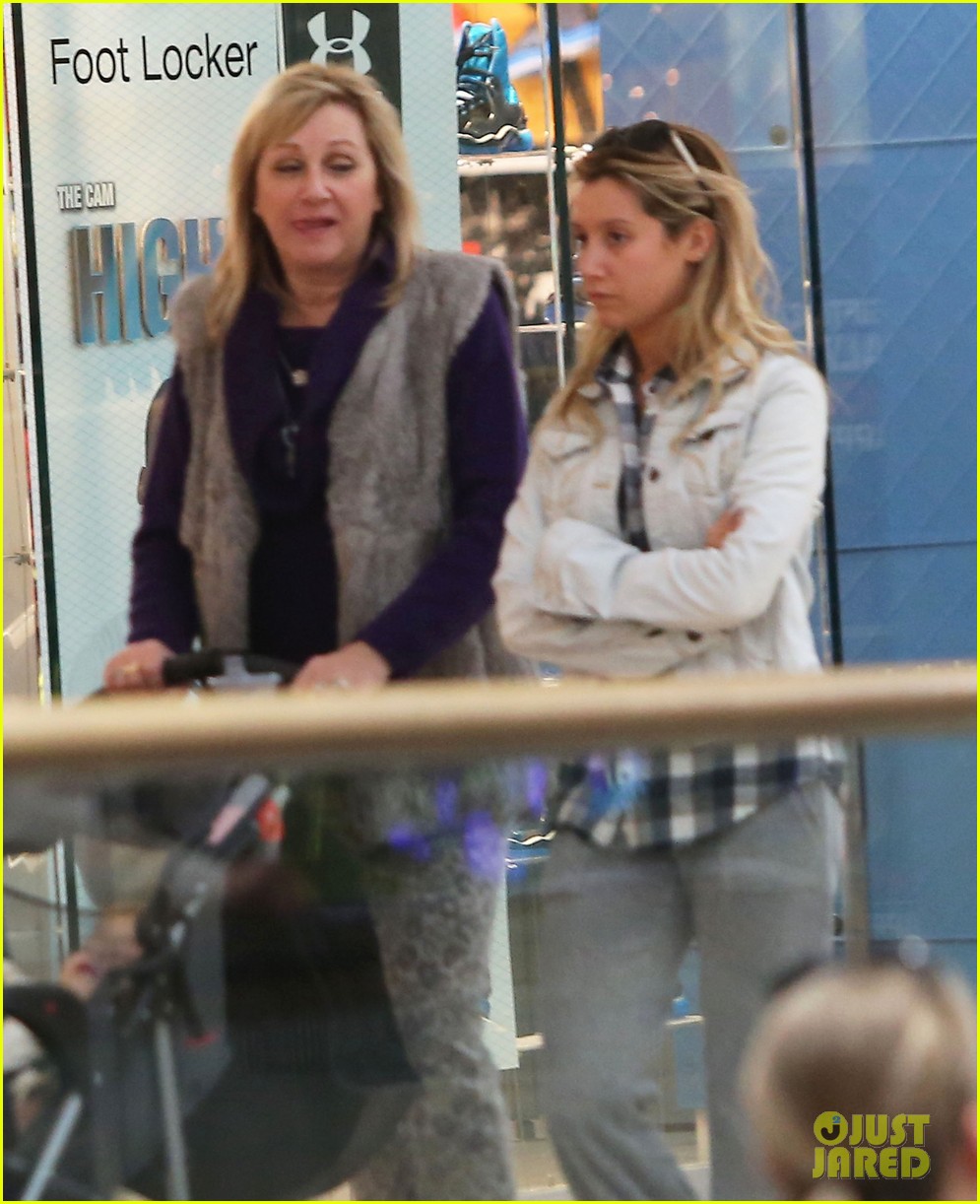 ashley tisdale holiday shopping with mom 09
