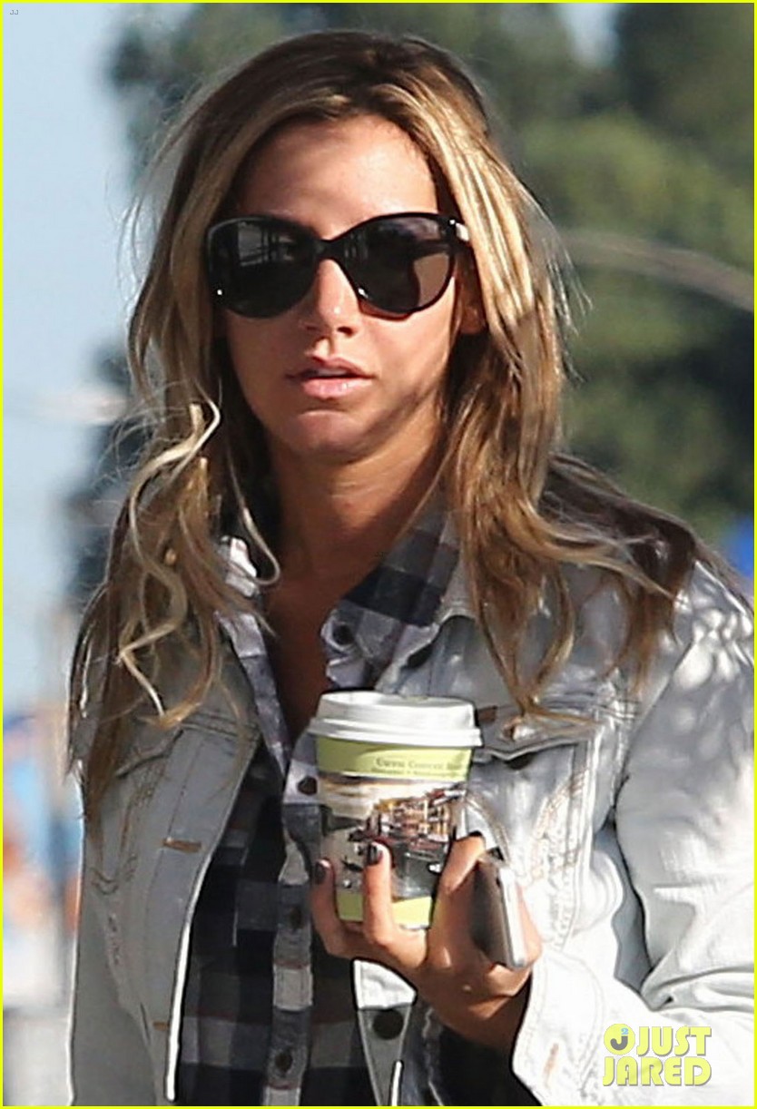 ashley tisdale holiday shopping with mom 10