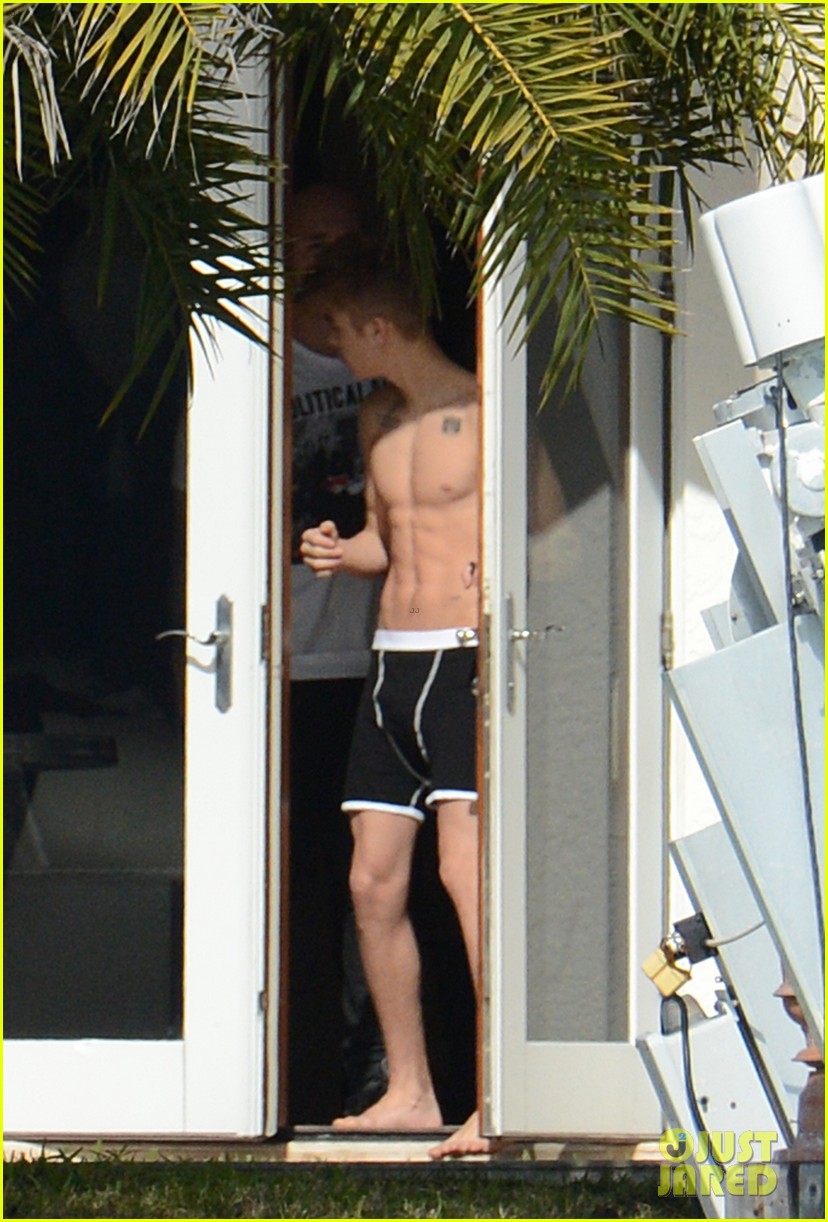 Justin-Bieber-shirtless-underwear