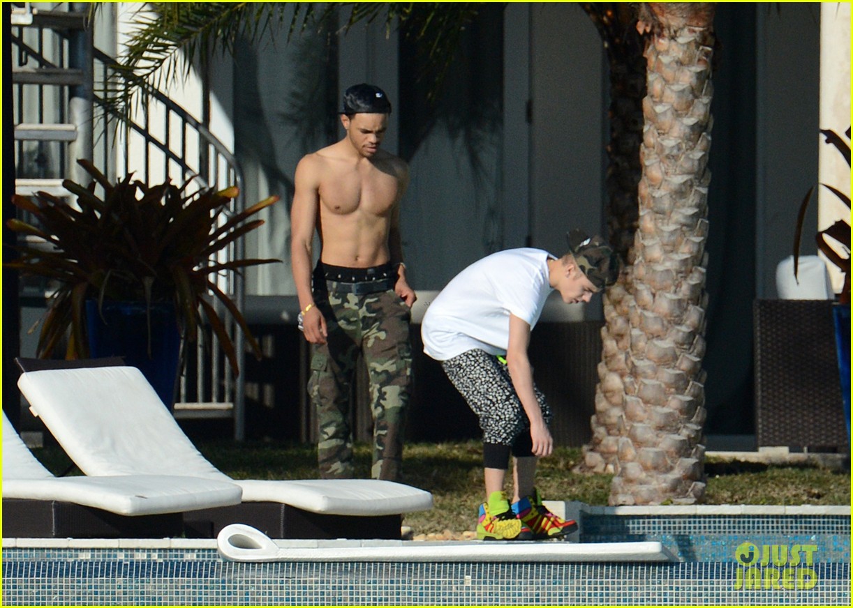 Justin-Bieber-shirtless-underwear