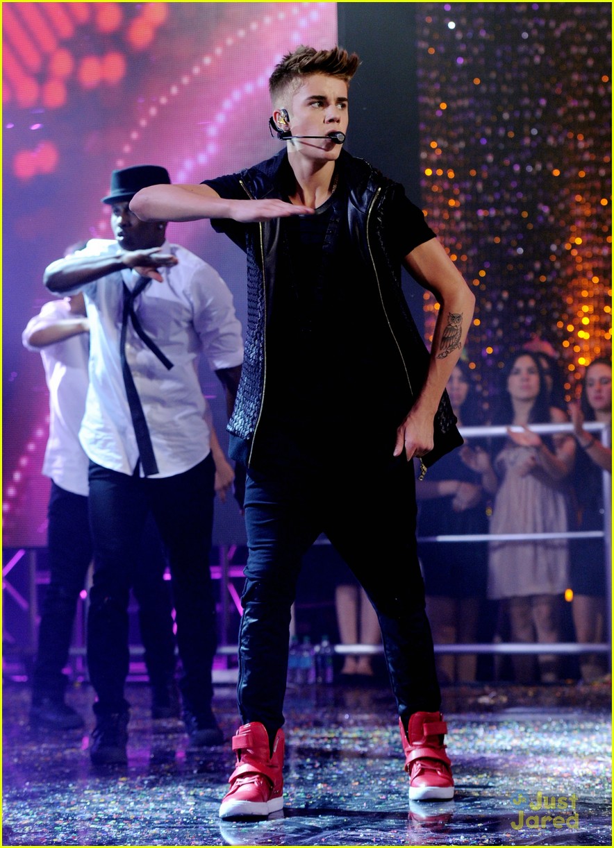 justin bieber shirtless for new years eve performance 02
