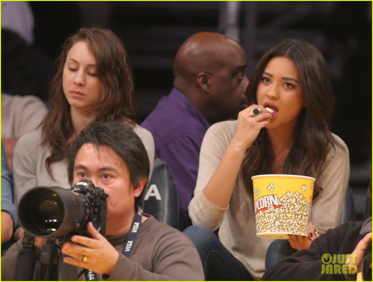shay mitchell troian bellisario lakers game girls 01