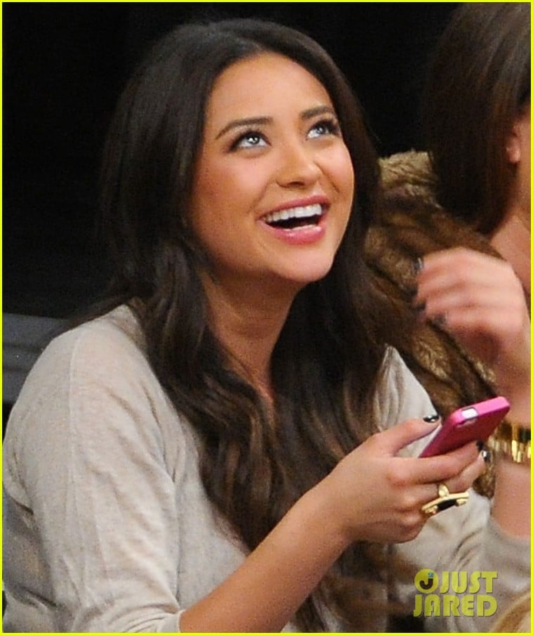 shay mitchell troian bellisario lakers game girls 02