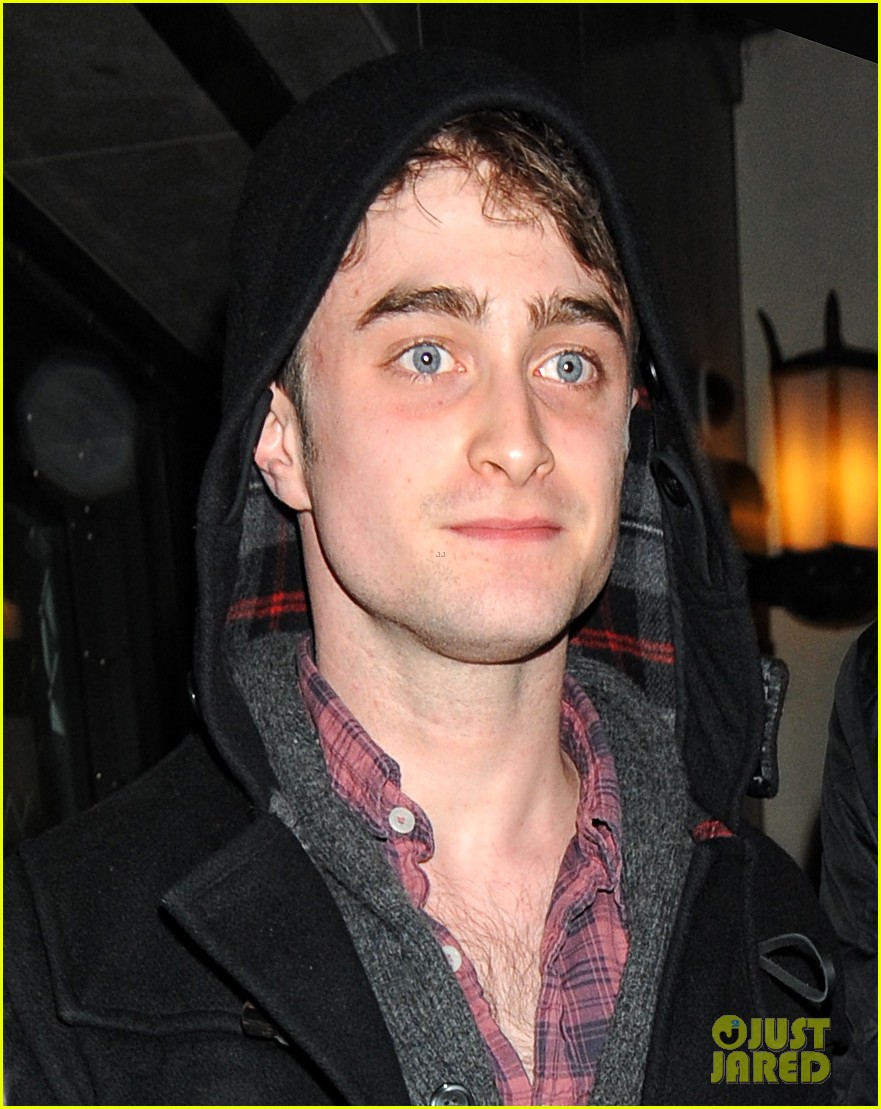 daniel radcliffe dinner with friends 02