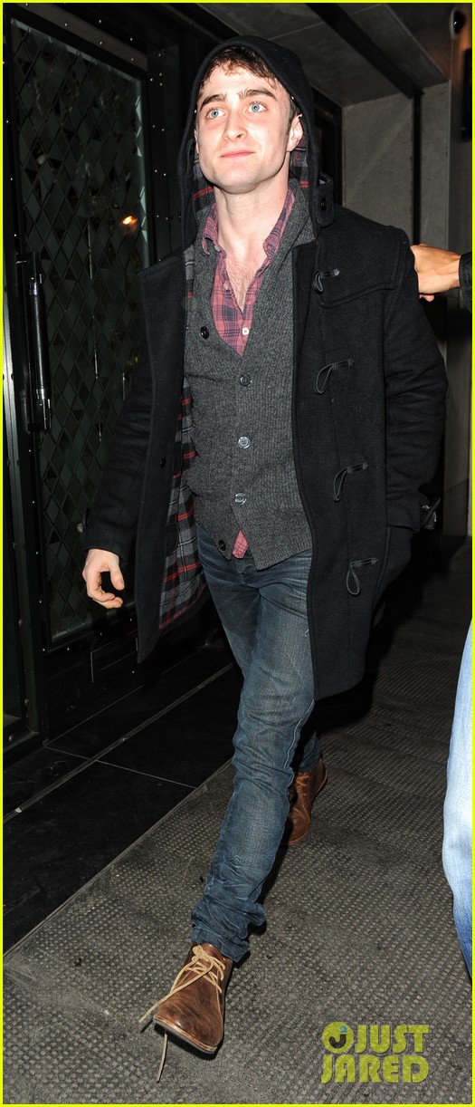 daniel radcliffe dinner with friends 04