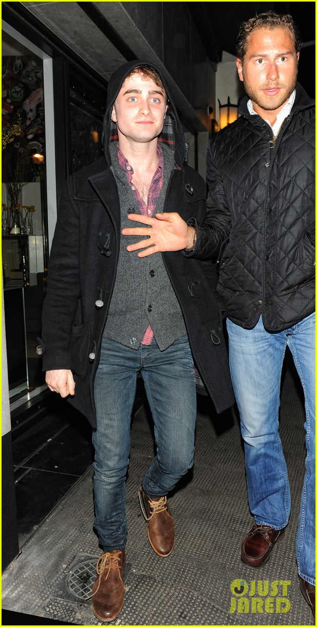 daniel radcliffe dinner with friends 09