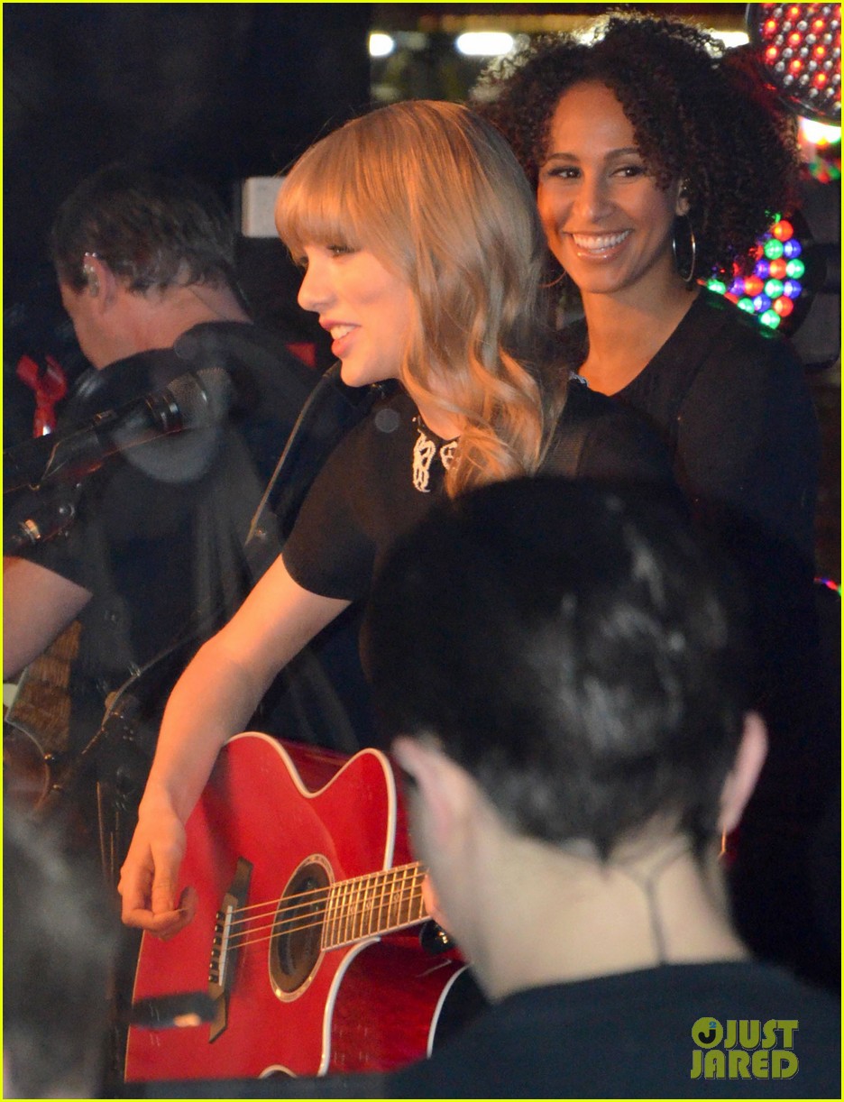 taylor swift private yacht performance 02