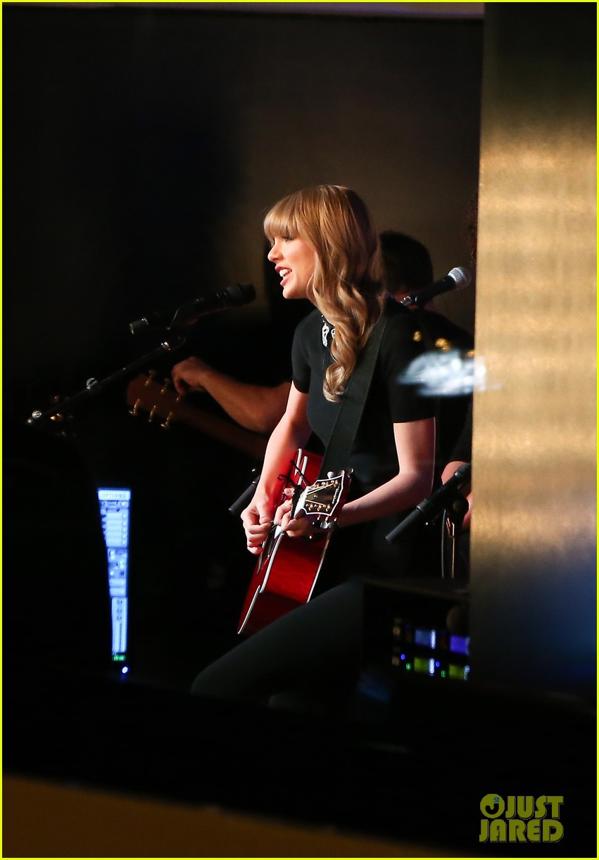 taylor swift private yacht performance 05