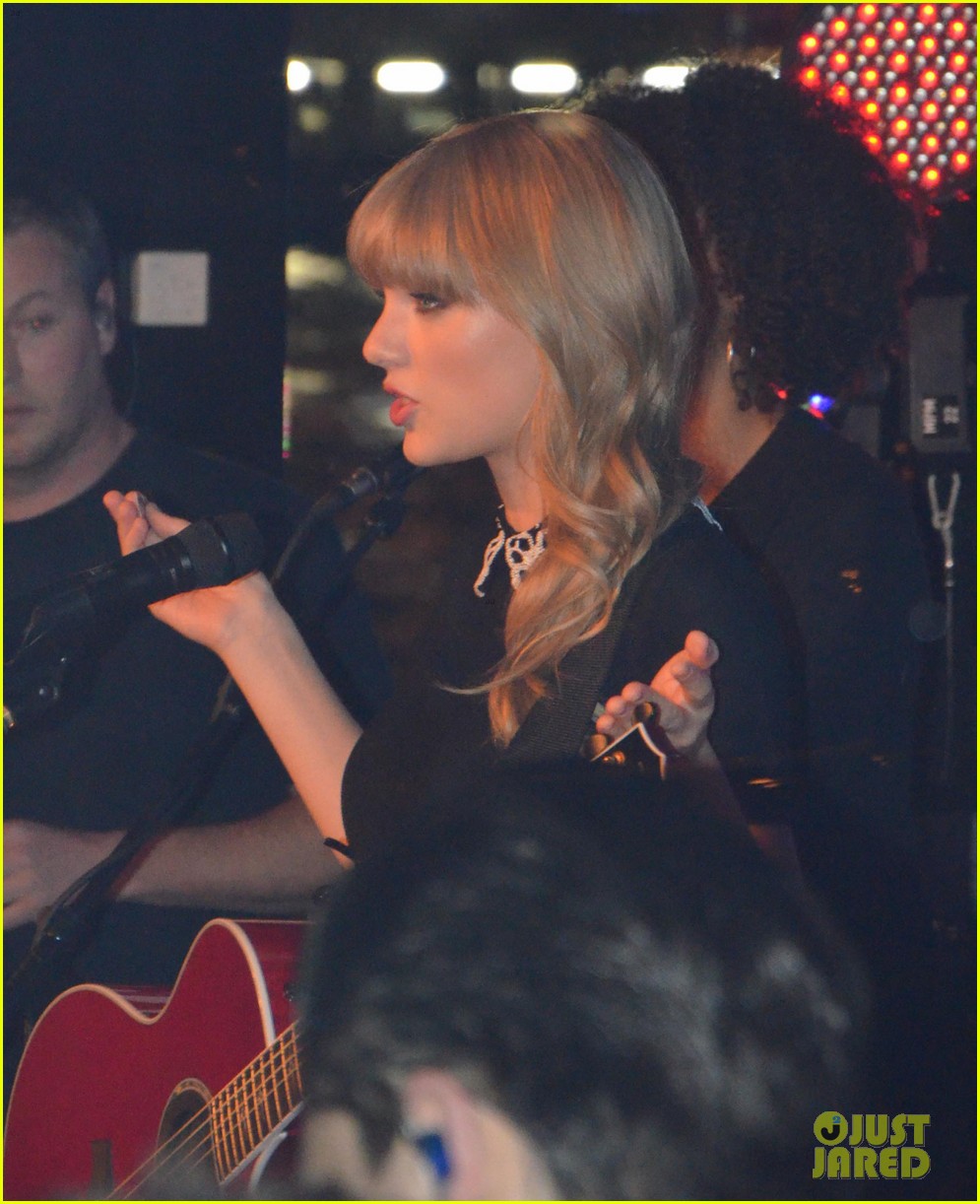 taylor swift private yacht performance 06