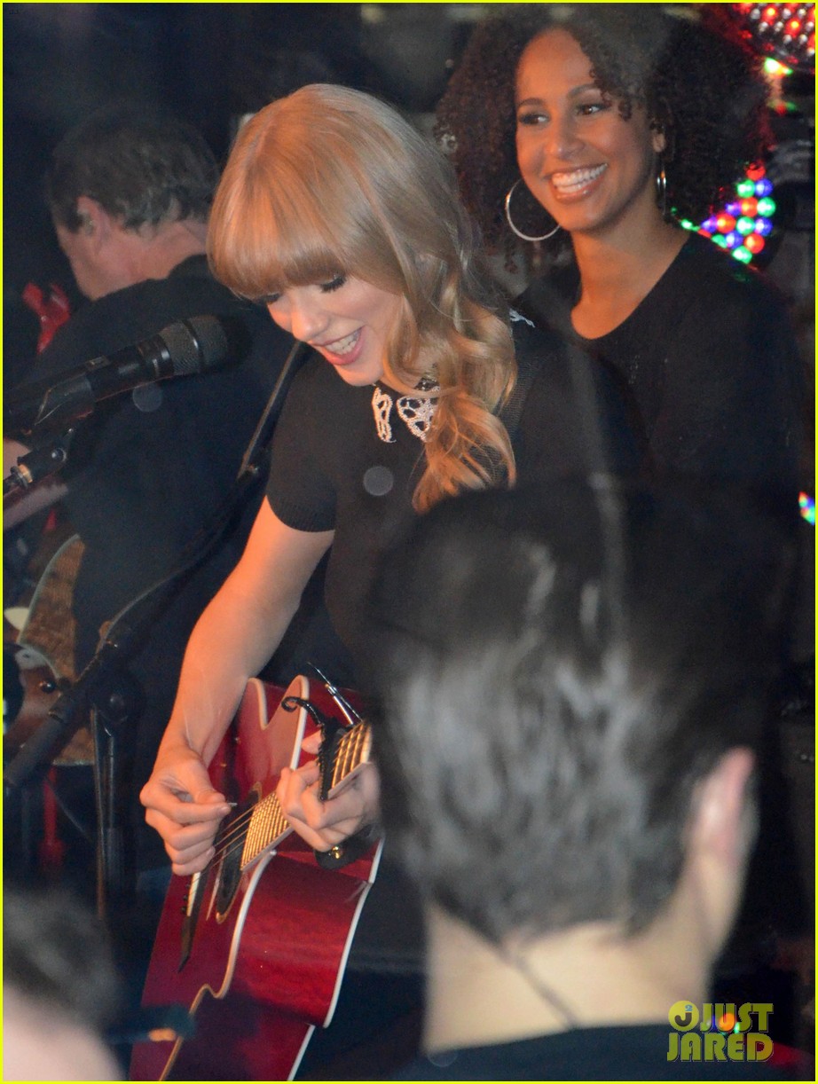 taylor swift private yacht performance 09