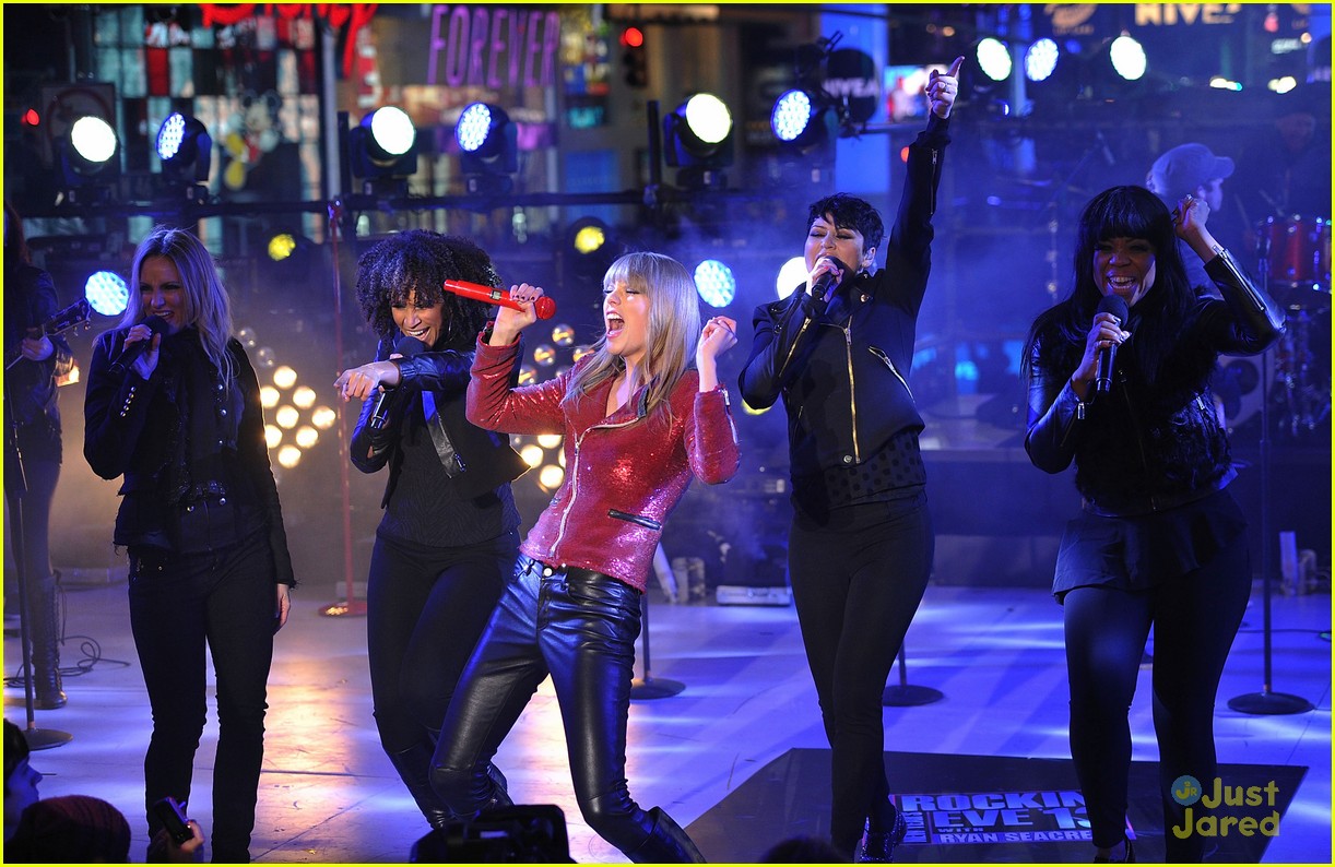 taylor swift new years eve 2013 performance times square 05
