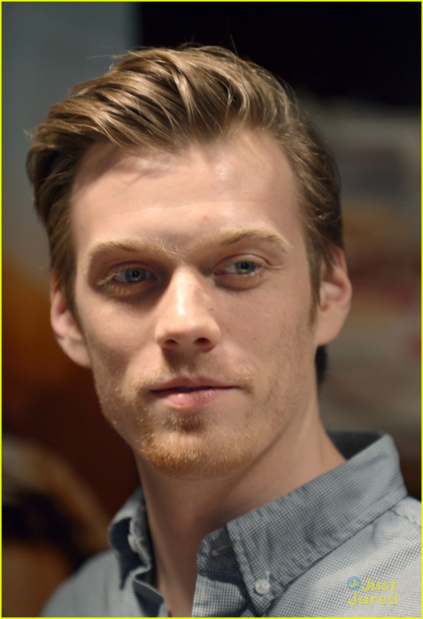 jake abel max irons the host book signing with stephanie meyer 02