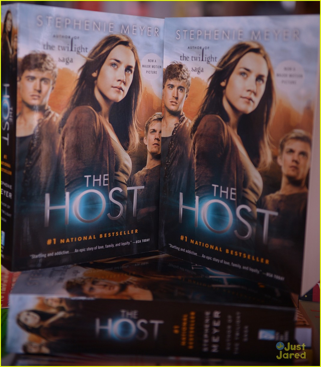 jake abel max irons the host book signing with stephanie meyer 06