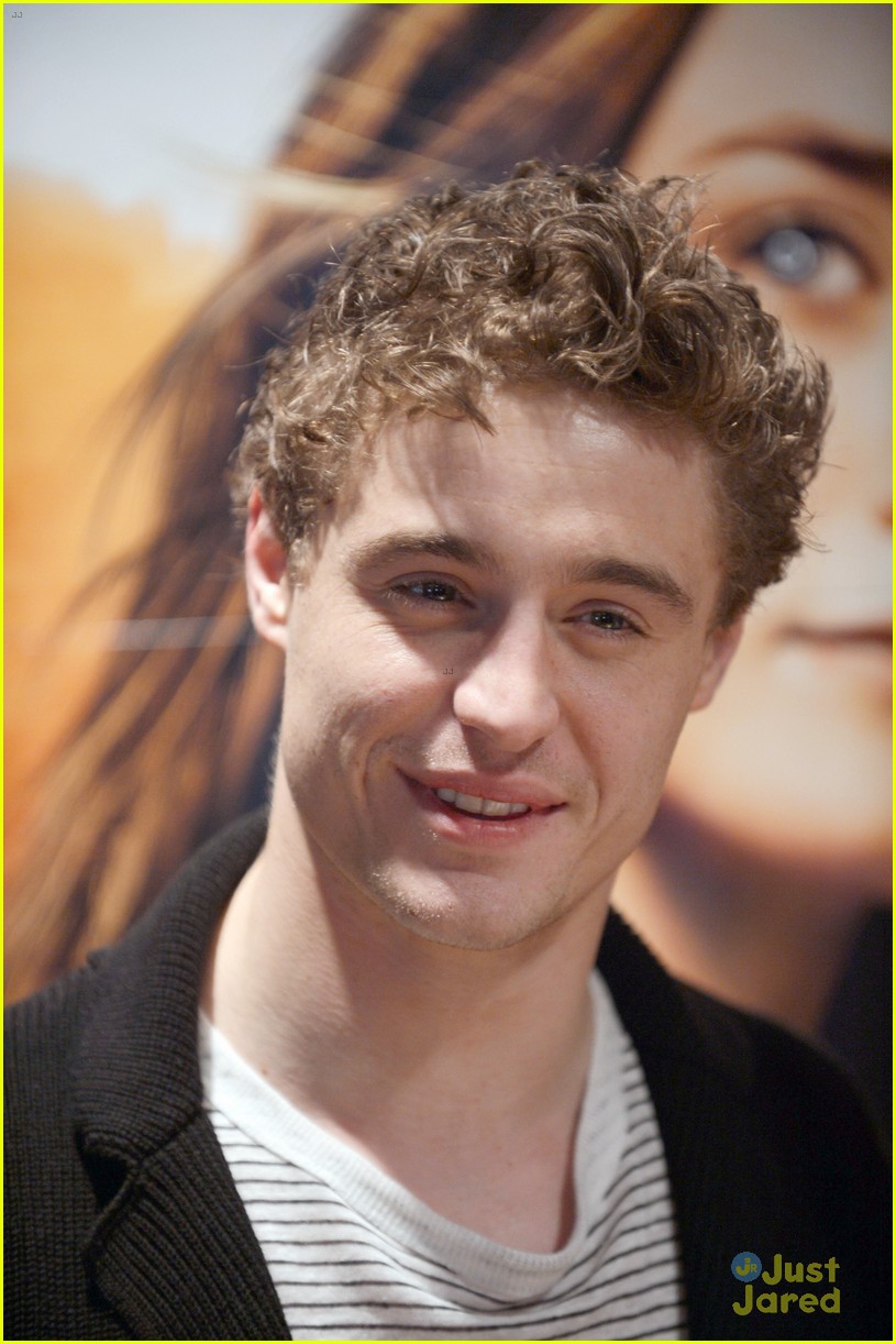 jake abel max irons the host book signing with stephanie meyer 07