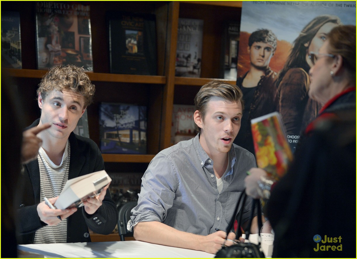jake abel max irons the host book signing with stephanie meyer 08