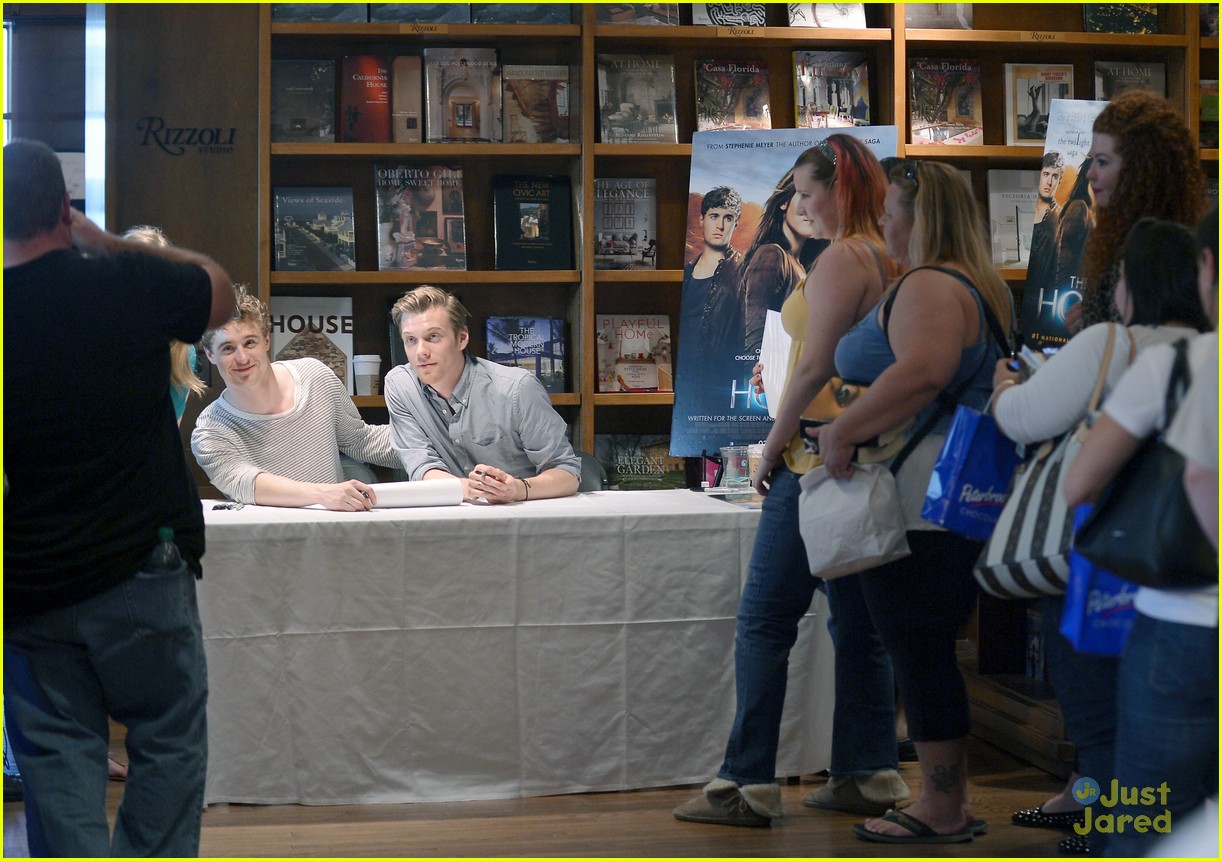 jake abel max irons the host book signing with stephanie meyer 12