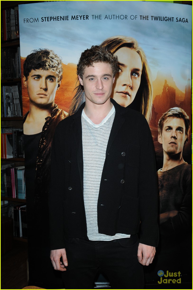 jake abel max irons the host book signing with stephanie meyer 14