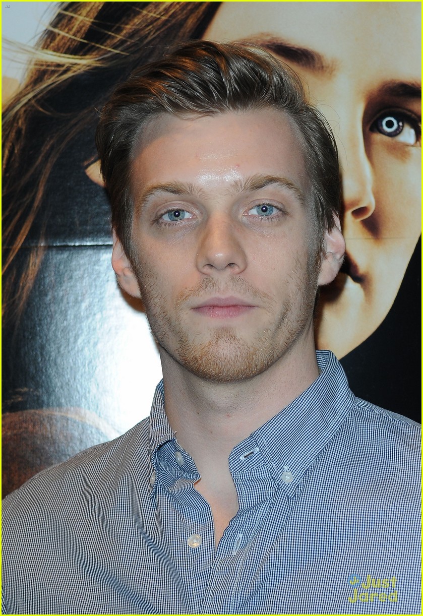 jake abel max irons the host book signing with stephanie meyer 16