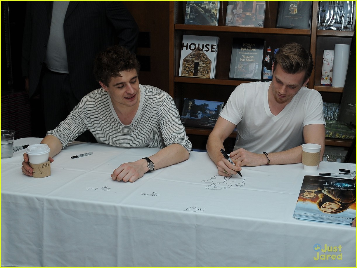 jake abel max irons the host book signing with stephanie meyer 19