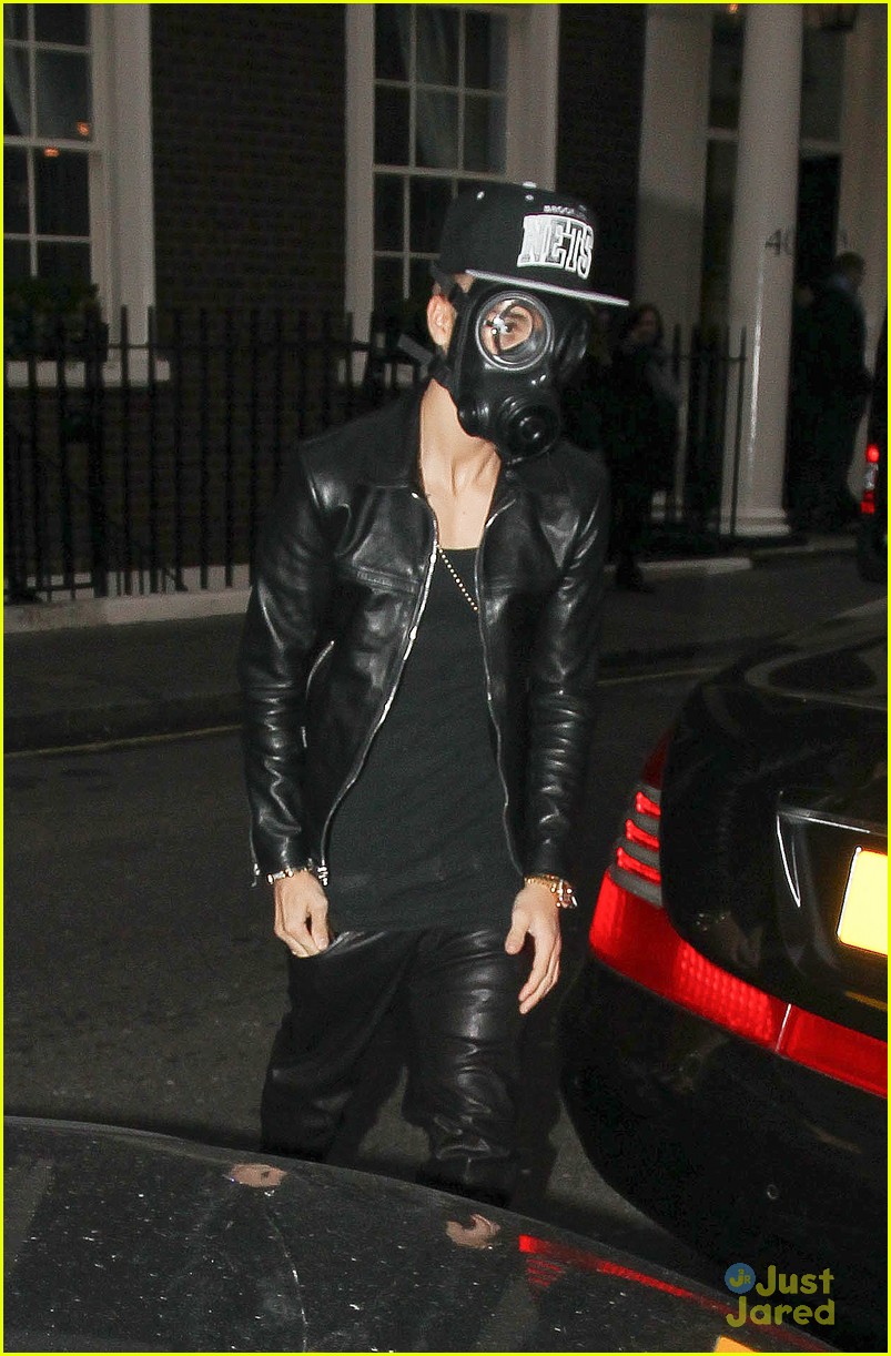 justin bieber wears gas mask while shopping 01