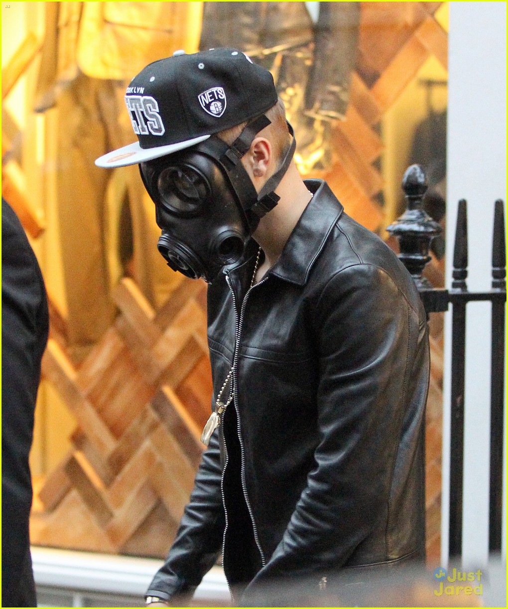 justin bieber wears gas mask while shopping 02