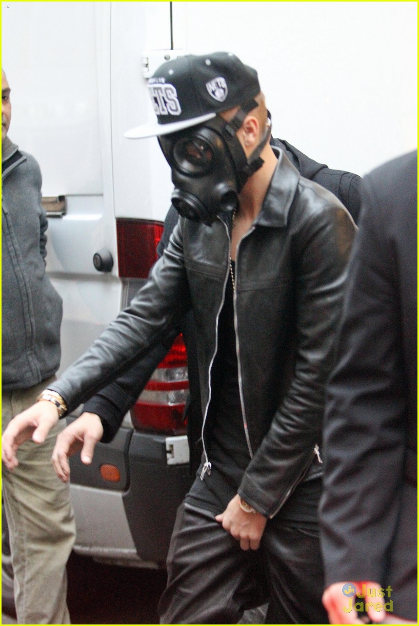 justin bieber wears gas mask while shopping 03