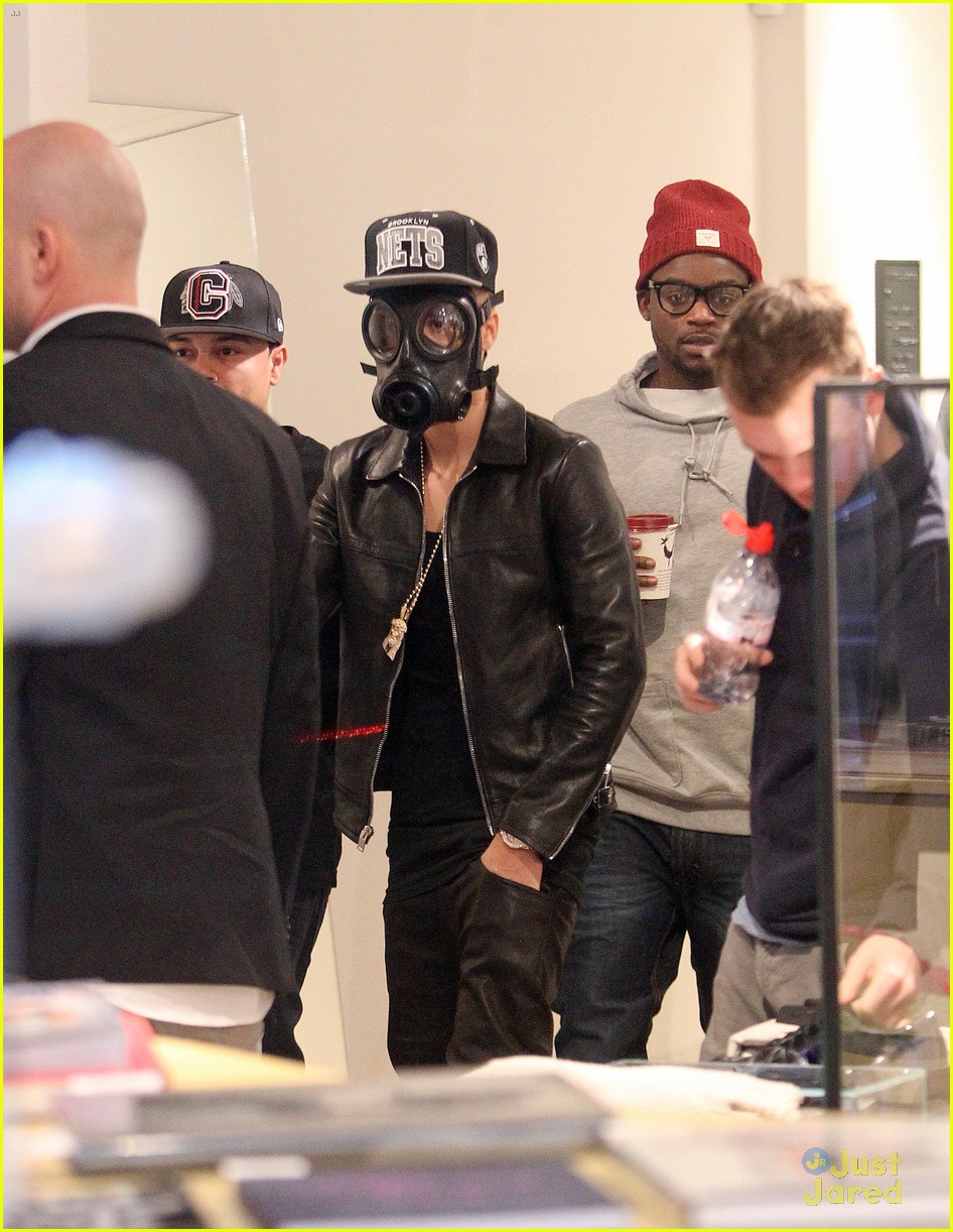 justin bieber wears gas mask while shopping 05