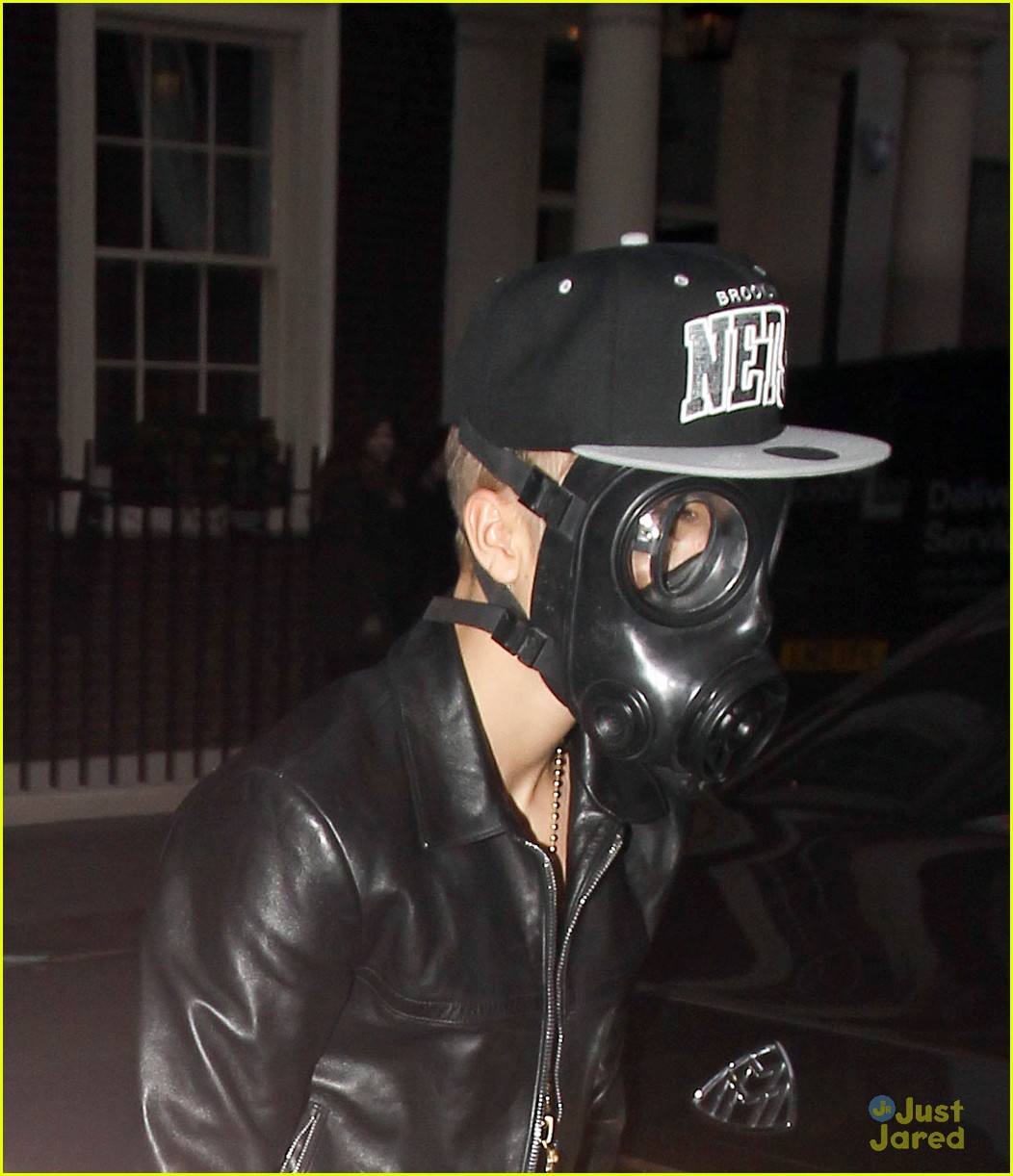 justin bieber wears gas mask while shopping 07