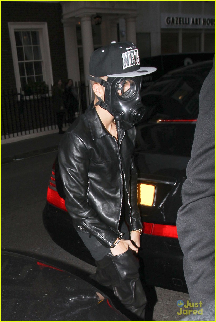 justin bieber wears gas mask while shopping 08