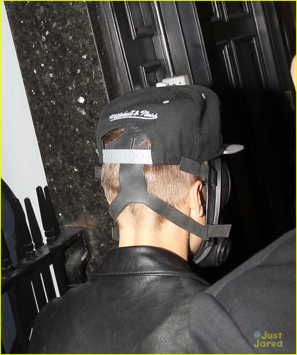 justin bieber wears gas mask while shopping 09