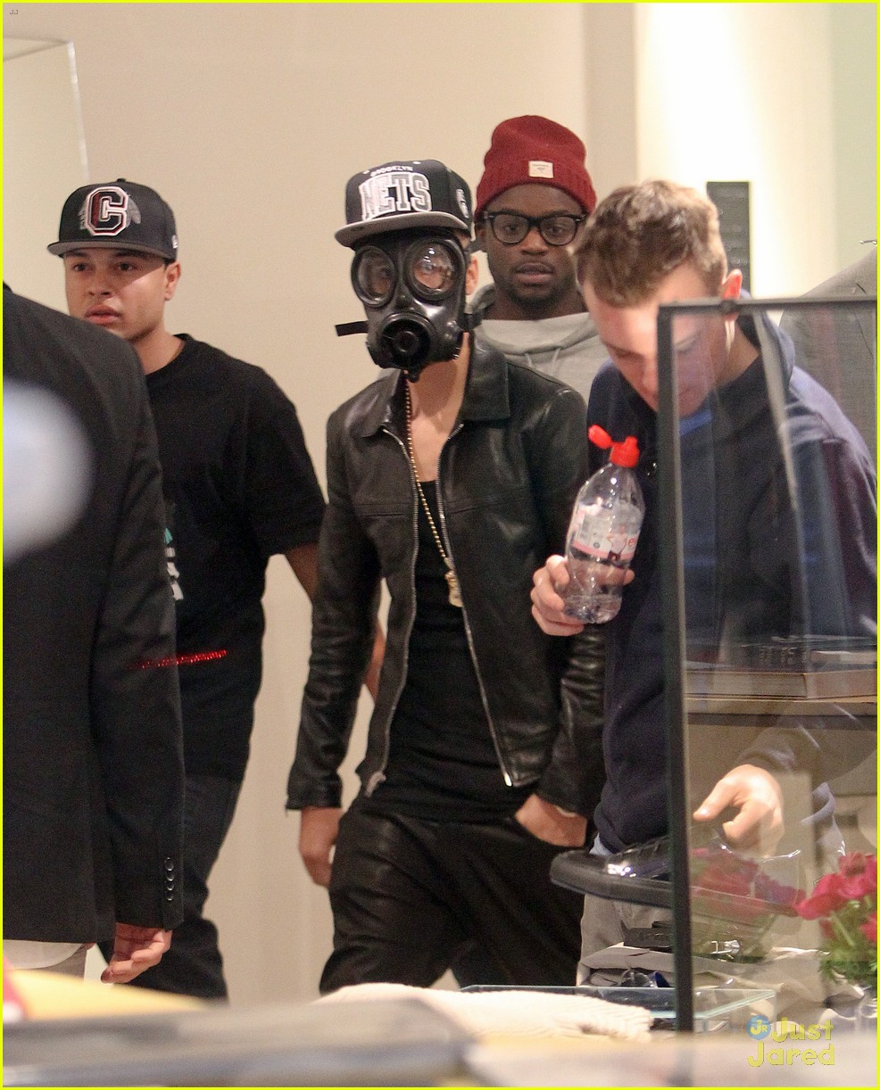justin bieber wears gas mask while shopping 11