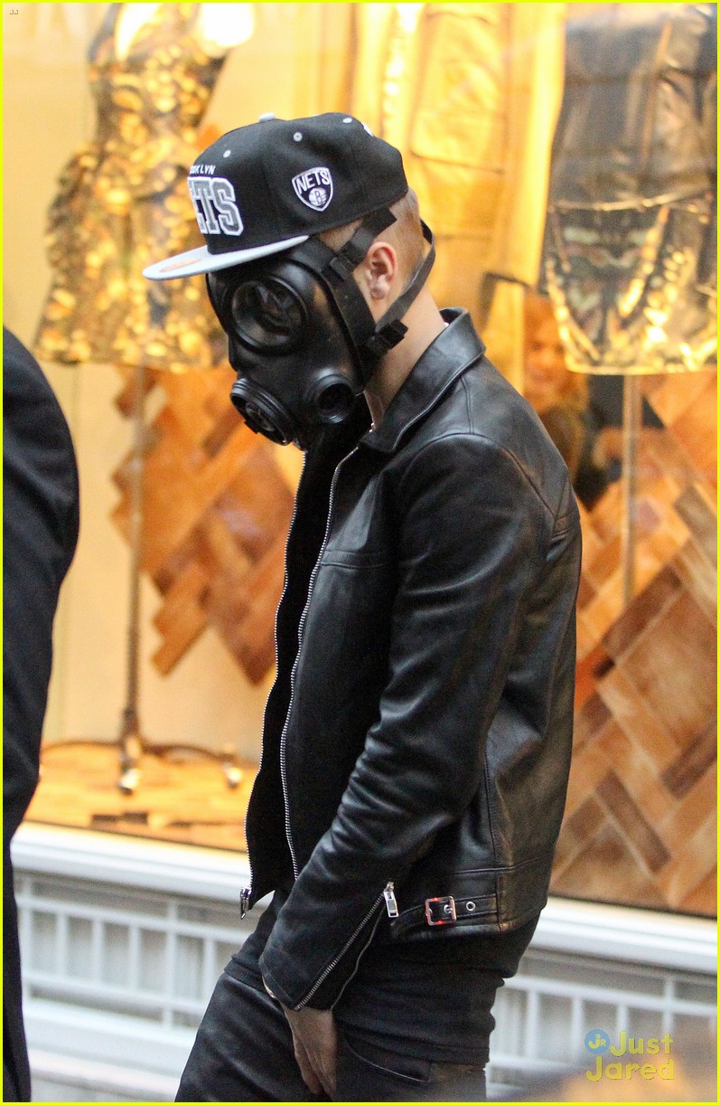justin bieber wears gas mask while shopping 15