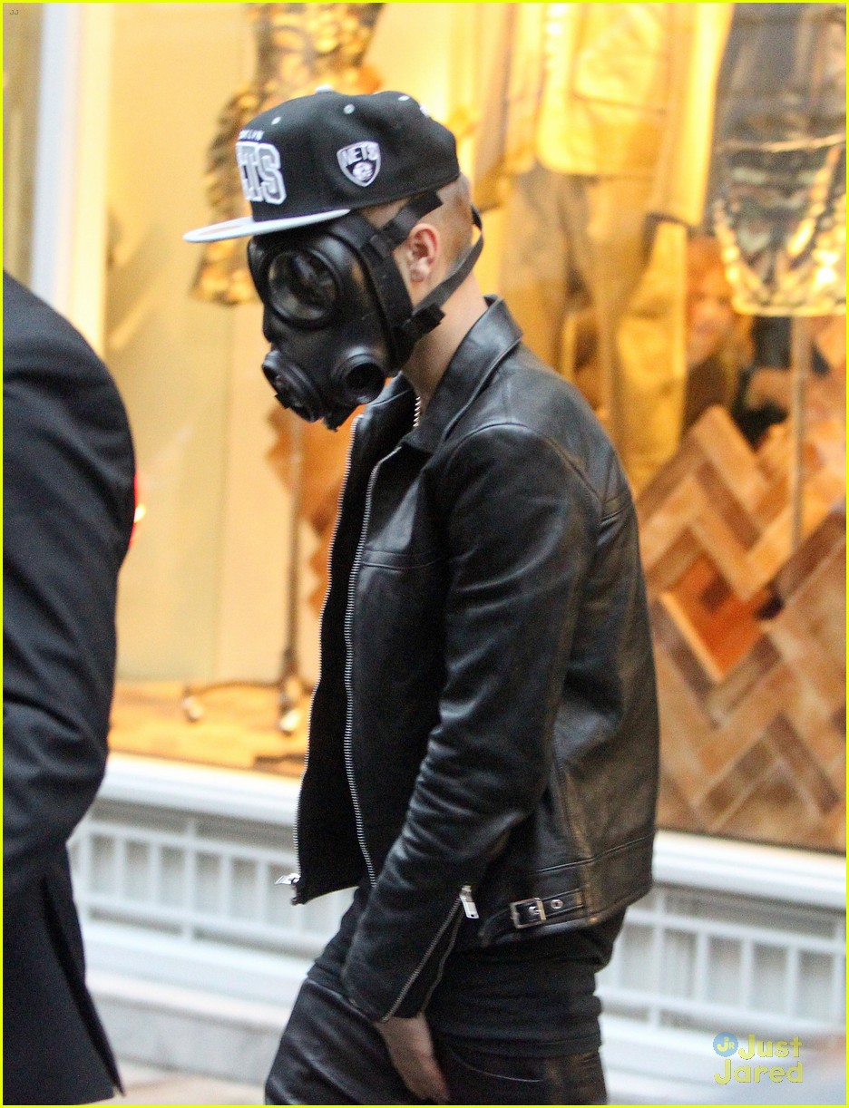 justin bieber wears gas mask while shopping 16