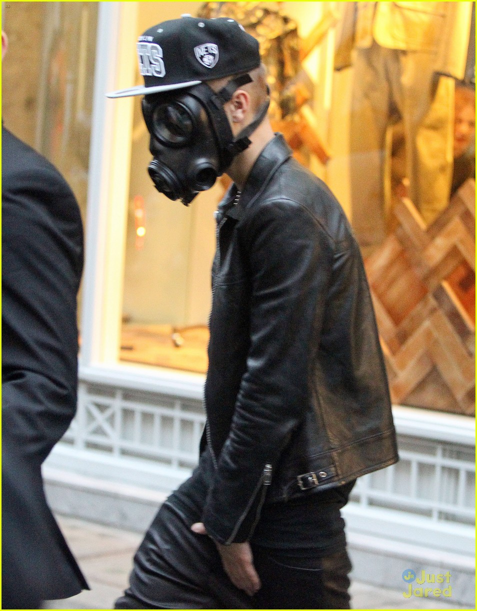 justin bieber wears gas mask while shopping 17