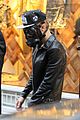 justin bieber wears gas mask while shopping 14