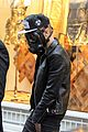 justin bieber wears gas mask while shopping 15