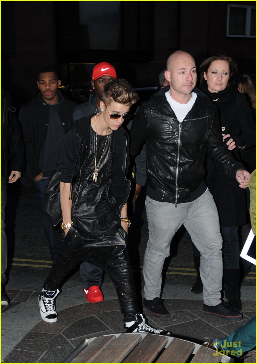 justin bieber shoe shopping with will i am 01
