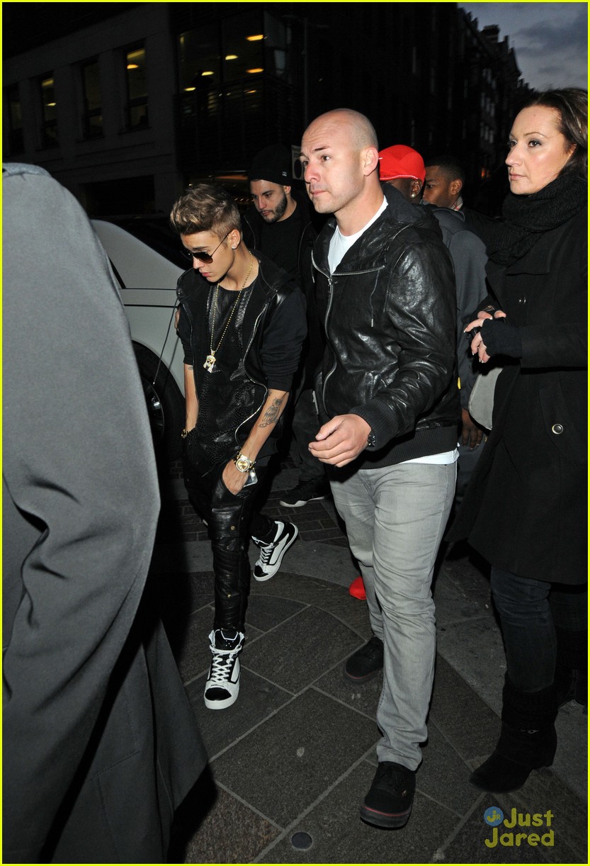justin bieber shoe shopping with will i am 10