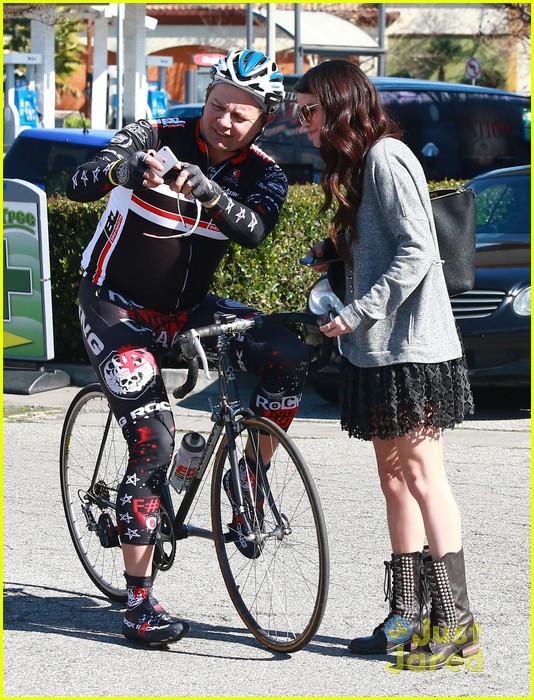 selena gomez lunch with lily collins 10