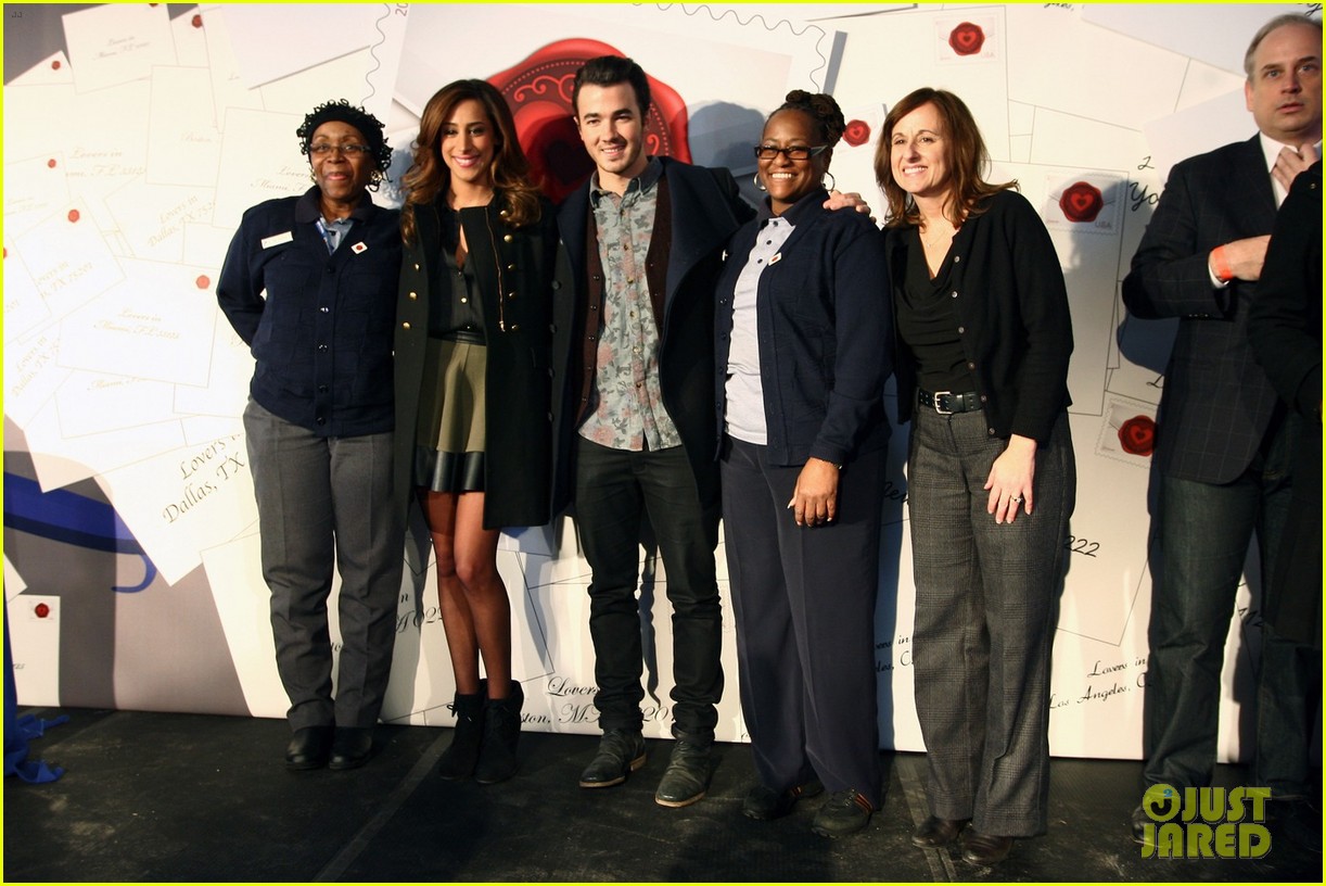 kevin danielle jonas sealed with love event 05
