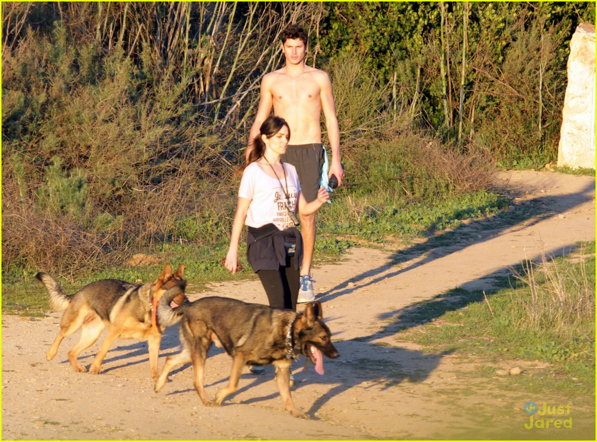 nikki reed hike hills dogs 07