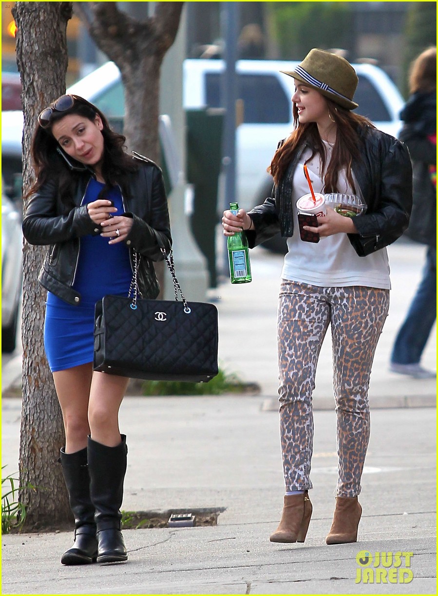 ariel winter jamba juice with sister shanelle 05