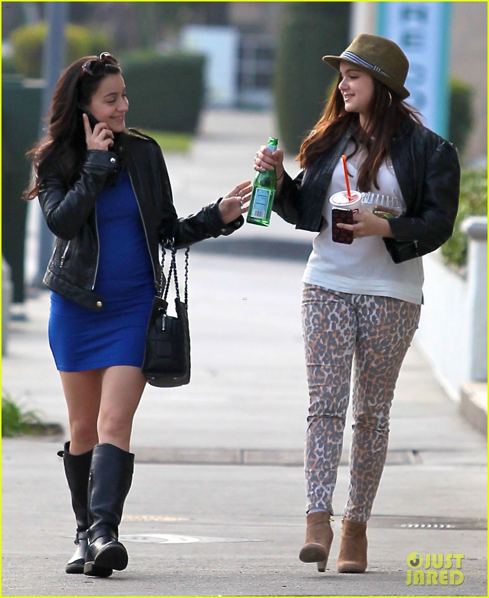 ariel winter jamba juice with sister shanelle 06