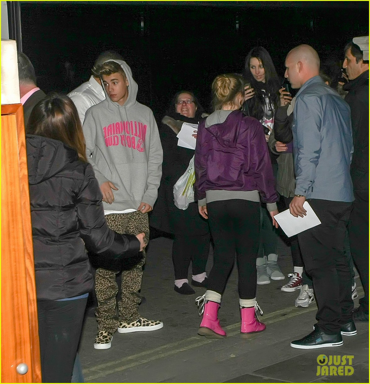 justin bieber post show peace signs 01