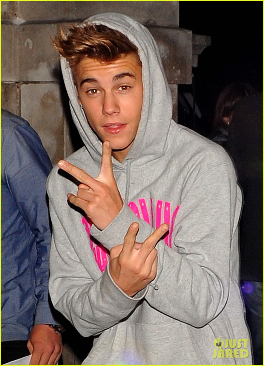 justin bieber post show peace signs 03