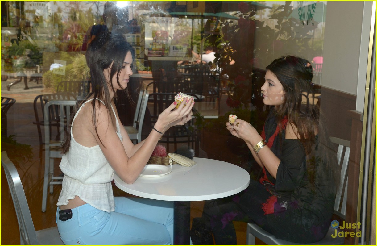 kendall kylie jenner crumbs cupcakes 02