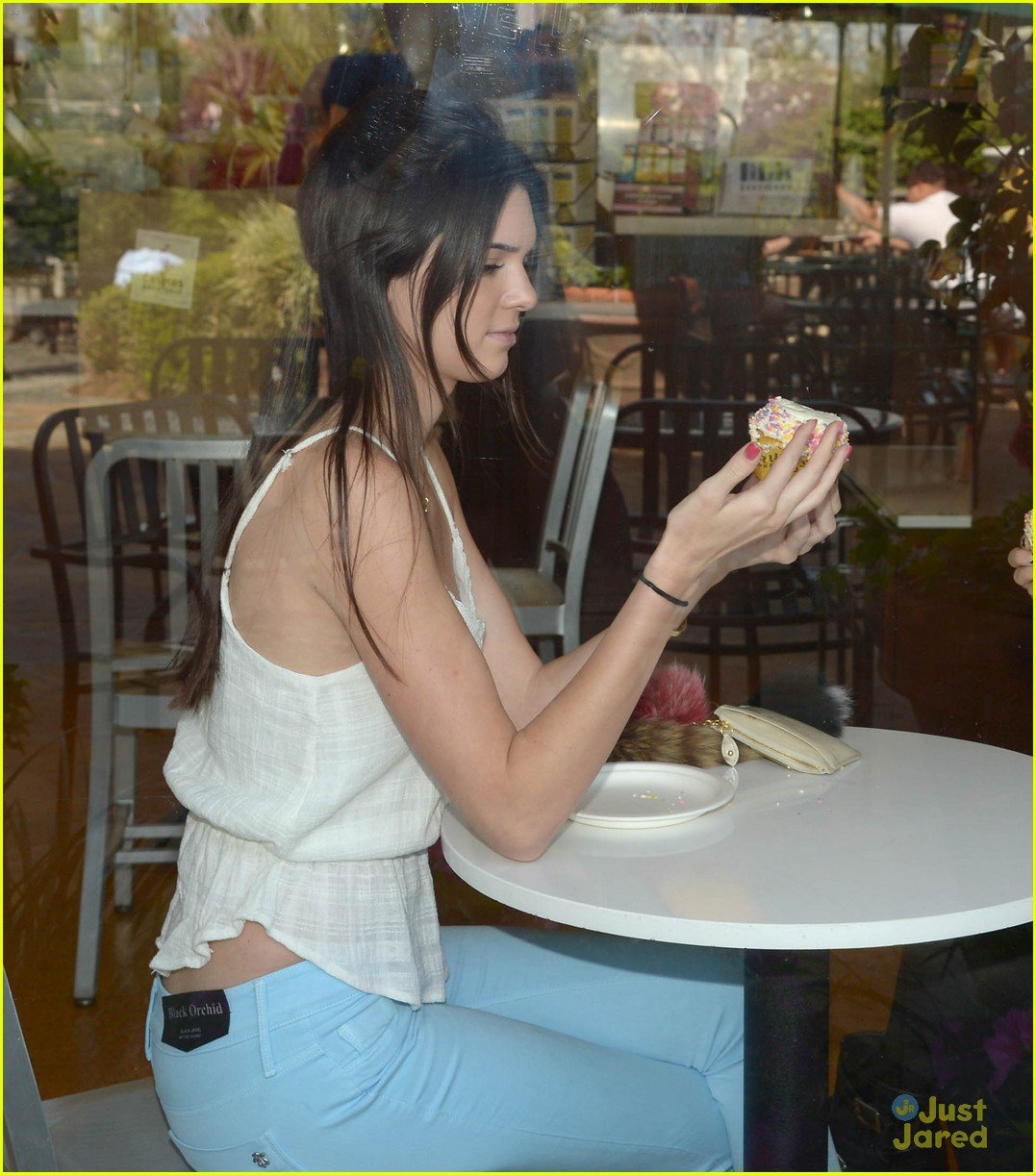 kendall kylie jenner crumbs cupcakes 05